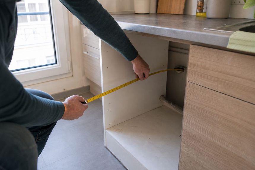 Masurarea spatiului pentru o masina compacta de vase