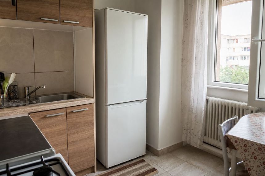 frigider compact alb intr-o bucatarie moderna
