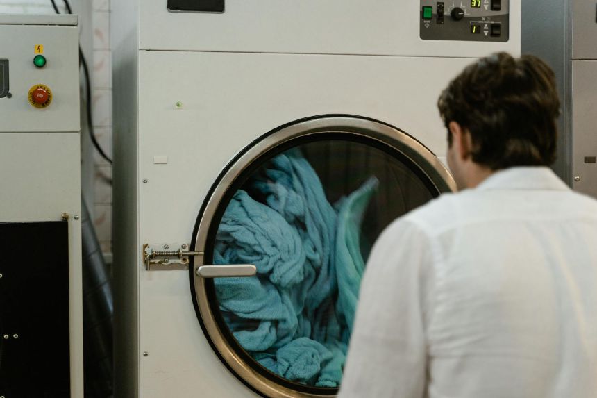 Curatare filtru de scame uscator de rufe mana scoate filtrul din usa